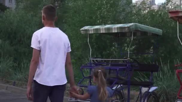 Hermano y hermana caminan juntos cerca del río. — Vídeos de Stock