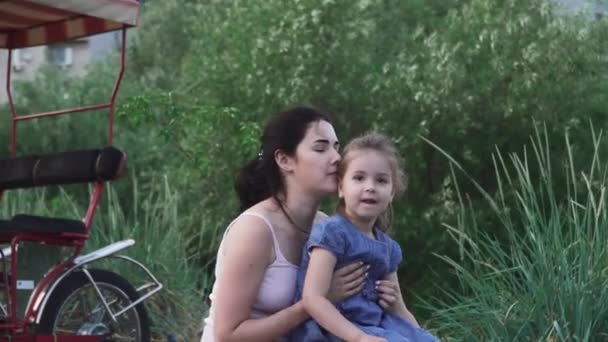 若い母親と幼い娘は、一緒に時間を過ごす — ストック動画