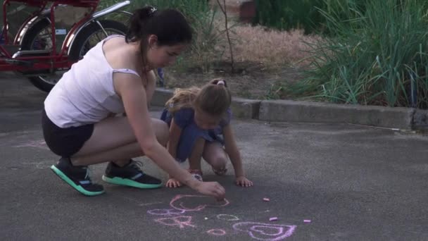 Mama i córka są malowanie na drodze — Wideo stockowe