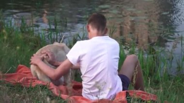 Yakışıklı genç ve labrador Nehri üzerinde