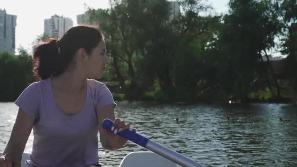 Mooi meisje Roeien op een boot op een meer — Stockvideo