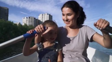 Anne ve kızı göle bir teknede kürek