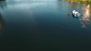 Güzel kız göl bir teknede oturuyor