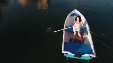 Genç kız gölde tekne