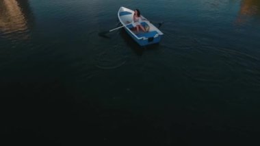 Genç kız gölde tekne