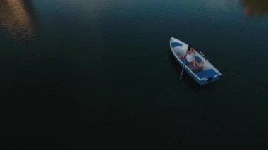 Genç kız gölde tekne