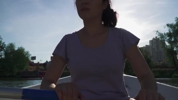 Belle fille ramant sur un bateau sur un lac — Video