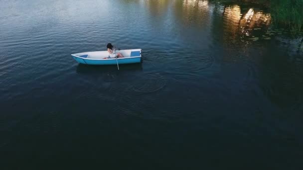 Chica joven navegando en el lago — Vídeo de stock