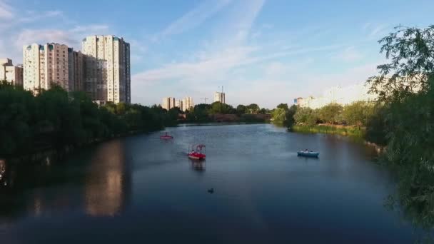 Yukarıdan şehir lake görünümü — Stok video