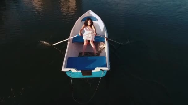 Jong meisje varen op het meer — Stockvideo