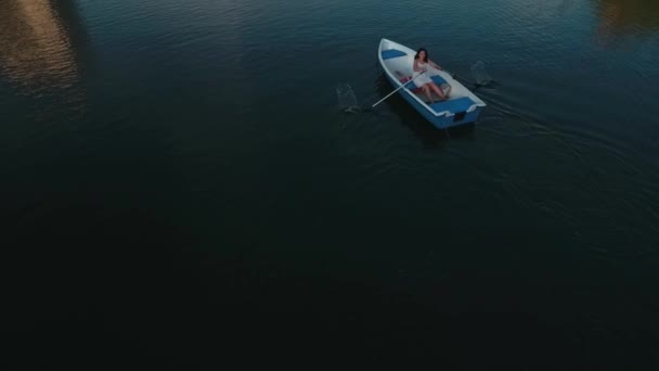 Chica joven navegando en el lago — Vídeo de stock