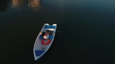 Genç kız gölde tekne