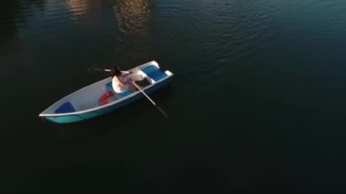 Genç kız gölde tekne