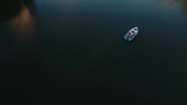 Genç kız gölde tekne