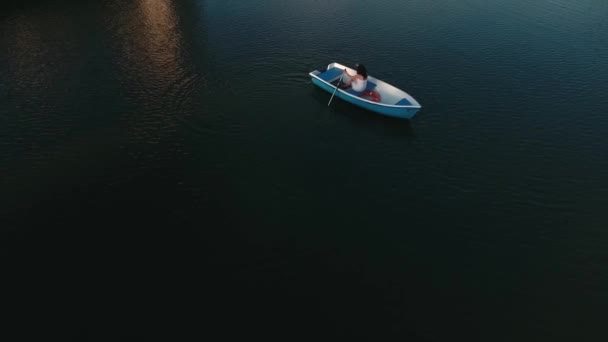 Jong meisje varen op het meer — Stockvideo