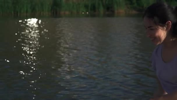 Vacker flicka strössel vatten från båt — Stockvideo