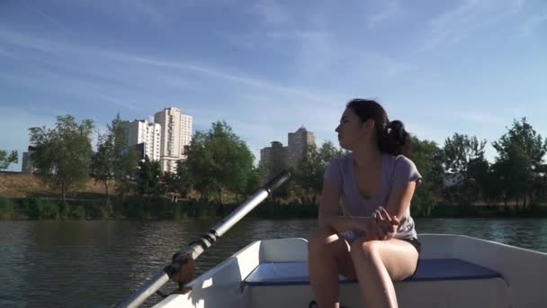 Vacker flicka sitter ledsen i en båt — Stockvideo