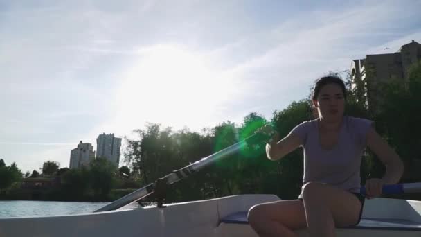 Güzel genç kız bir tekne içinde dönüyor — Stok video