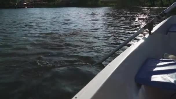 Krásná dívka veslovat na lodi na jezeře — Stock video