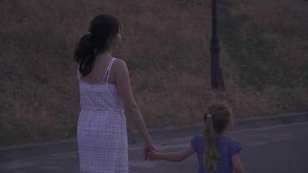 Anne ve kızı birlikte parkta — Stok video