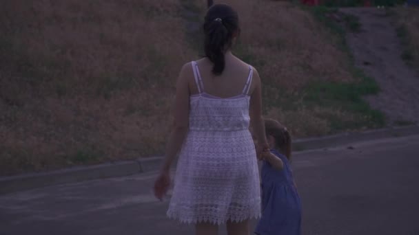 Mooie moeder en kleine dochter buitenshuis — Stockvideo