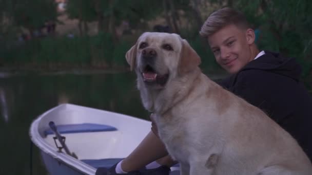 Молодий хлопчик і собака на відкритому повітрі — стокове відео