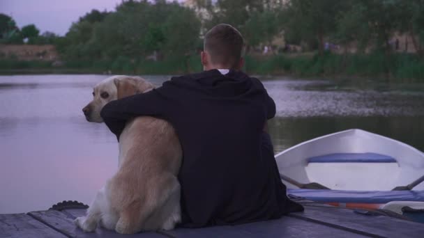 Niño y perro al aire libre — Vídeos de Stock