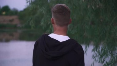 Bir Nehri yakınında bir parkta güzel çocuk