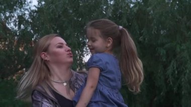 Genç kız Nehri yakınında küçük bir kız daire