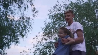 Genç adam Nehri yakınında küçük bir kız daire