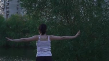 Güzel kız eller için egzersizleri yapıyor