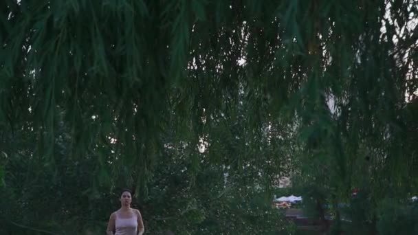 Menina bonita correndo ao ar livre — Vídeo de Stock