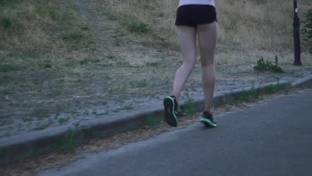 Όμορφη νεαρή κοπέλα τρέξιμο σε εξωτερικούς χώρους — Αρχείο Βίντεο