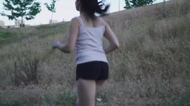 Hermosa joven corriendo al aire libre — Vídeo de stock