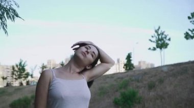 Güzel kız için boyun egzersizleri yapıyor
