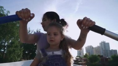 Anne ve kızı teknede kürek