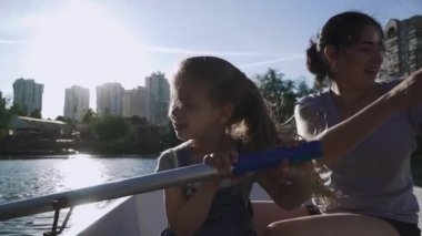 Anne ve kızı teknede kürek