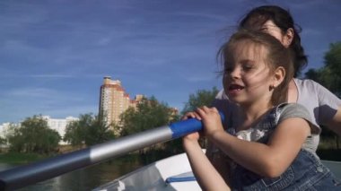 Anne ve kızı teknede kürek