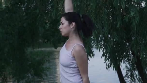 Красива дівчина робить вправи для рук — стокове відео
