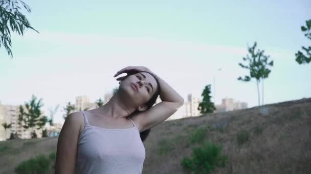 Piękna dziewczyna robi ćwiczenia na szyi — Wideo stockowe