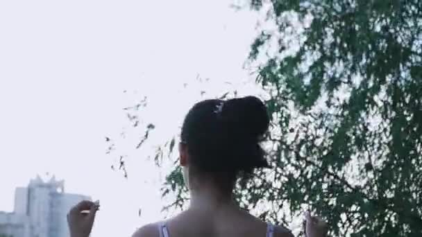 屋外の美しい若いブルネット — ストック動画