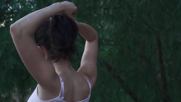Красивая юная брюнетка на открытом воздухе — стоковое видео