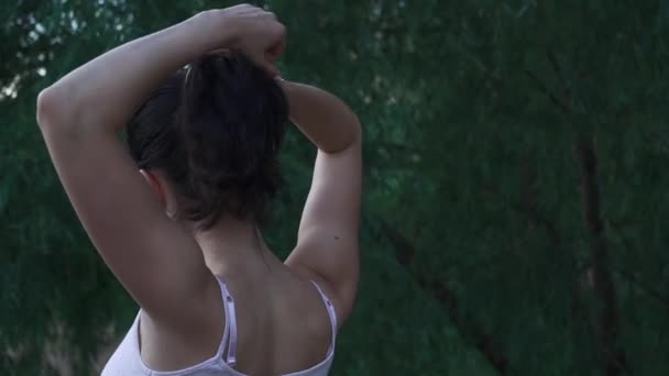 Hermosa joven morena al aire libre — Vídeo de stock