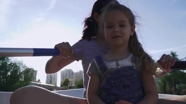 Mãe e filha remando no barco — Vídeo de Stock