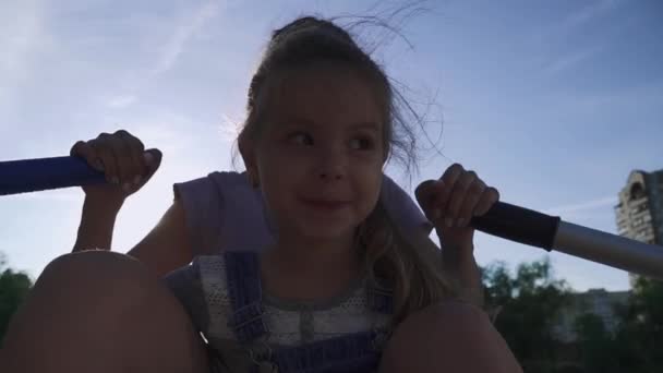 Mère et fille ramant dans le bateau 