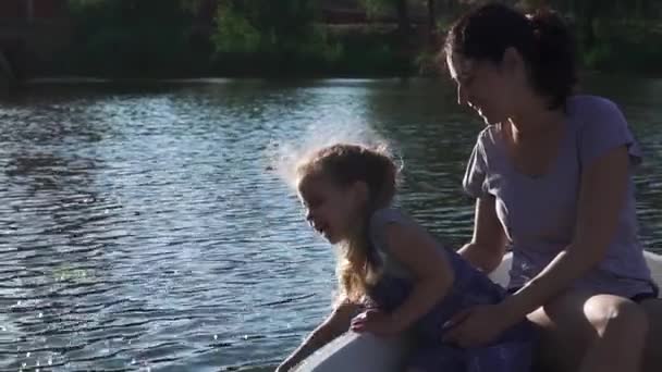 Liten flicka med sin mamma i en båt — Stockvideo