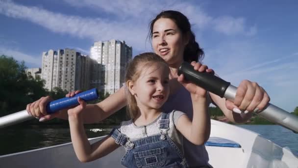 Madre e hija remando en el bote — Vídeos de Stock