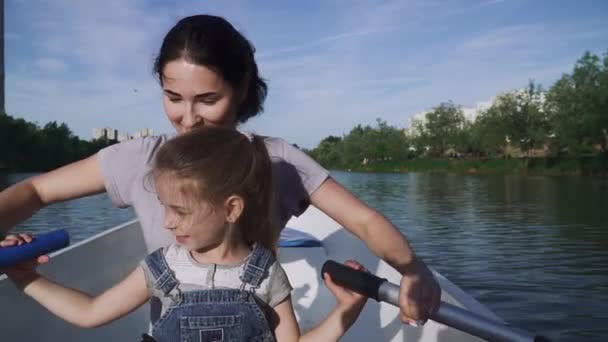 母亲和女儿划船在船上 — 图库视频影像