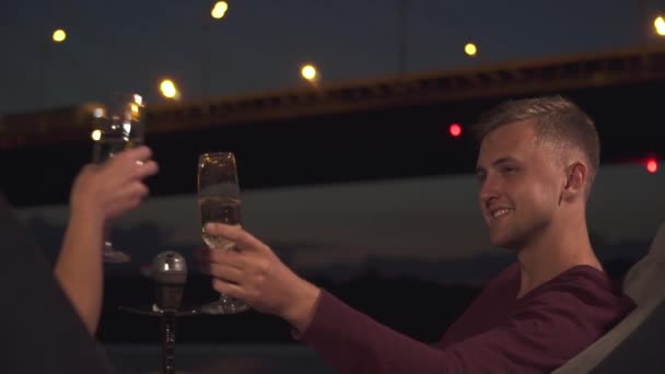 Beau gars cliquetis verres avec champagne — Video