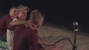 Gençler akşamları bir nargile sigara